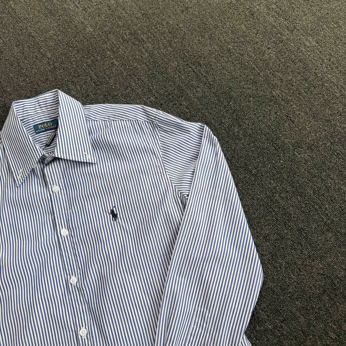 P180 Style No. G66 Ralph Lauren/Ralph Lauren Striped Casual Shirt 1️⃣Made of high-quality classic striped fabric, the upper body is soft and comfortable, extremely delicate, has a solid, smooth and soft feel. The fabric does not wrinkle, and the feel is invincible. The details are handled perfectly! 2️⃣Adopting the washing process, the workmanship details are perfectly controlled. They are all hemmed with vest technology, and the insides of the sleeves are also used. Different from the four-needle and five-thread workmanship, the collars are also all designed with interlining, showing high-end fashion and individuality, and the style is fashionable, simple and elegant! 3️⃣It is very youthful and energetic, and can be easily worn by both men and women. It is very in line with the fashion aesthetic concepts of today's young people! Color: Striped Blue Size: S M L XL